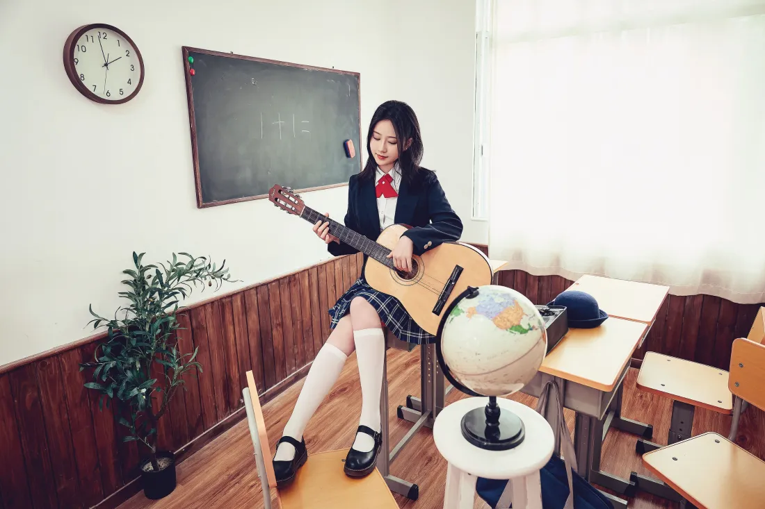 3kJK女孩吉他壁纸｜教室背景图片 - 校园课桌绿植「哲风壁纸」