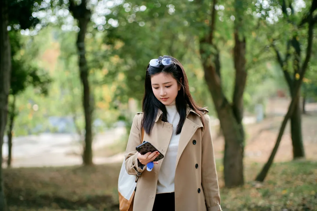 3k卡其色风衣女子壁纸｜树林背景 - 自然风景「哲风壁纸」