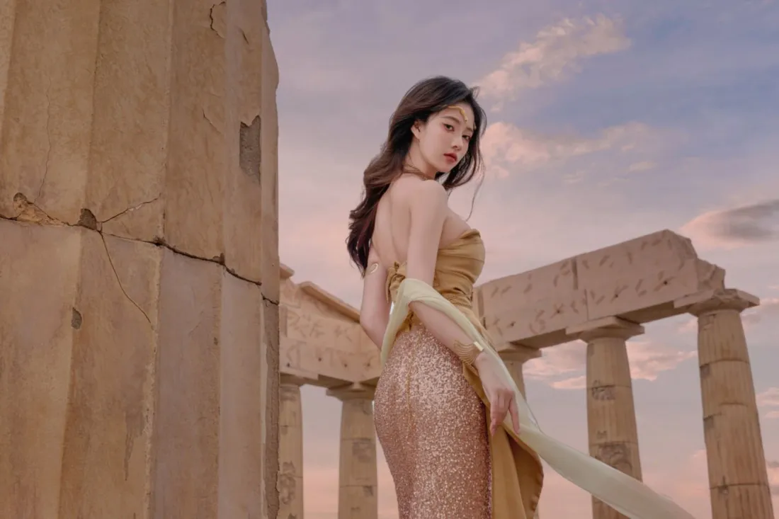 3k美女金色礼服壁纸｜古建筑背景图片 - 优雅气质「哲风壁纸」