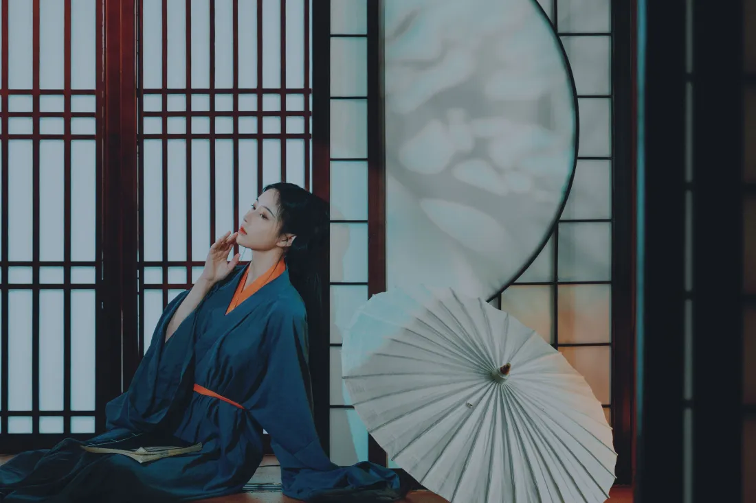 3k汉服模特壁纸｜古风背景图片 - 蓝色汉服油纸伞「哲风壁纸」