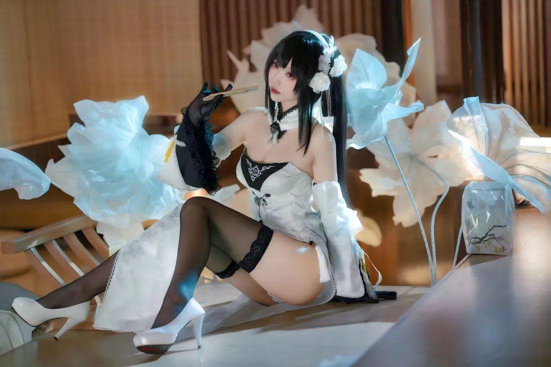 5kcos壁纸｜蓝色纸花背景 - 白衣黑丝美女「哲风壁纸」