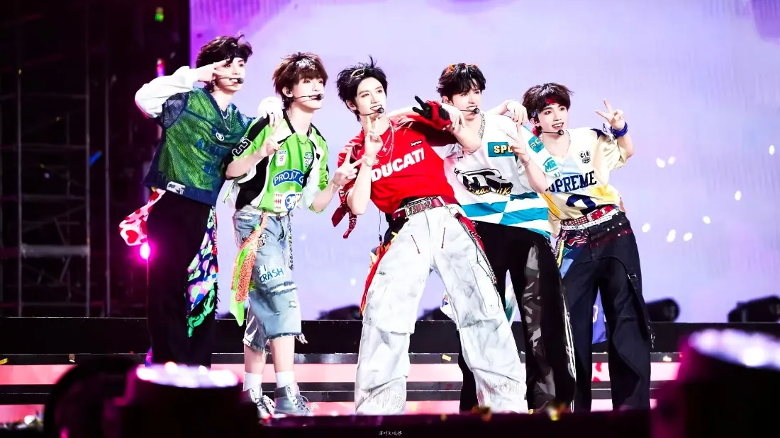 2k男团舞台壁纸｜演出背景图片 - 潮流穿搭帅哥「哲风壁纸」