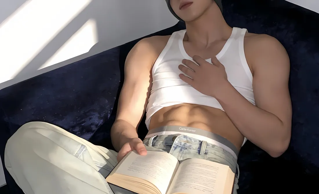 2k帅哥壁纸｜沙发背景 - 六块腹肌看书「哲风壁纸」