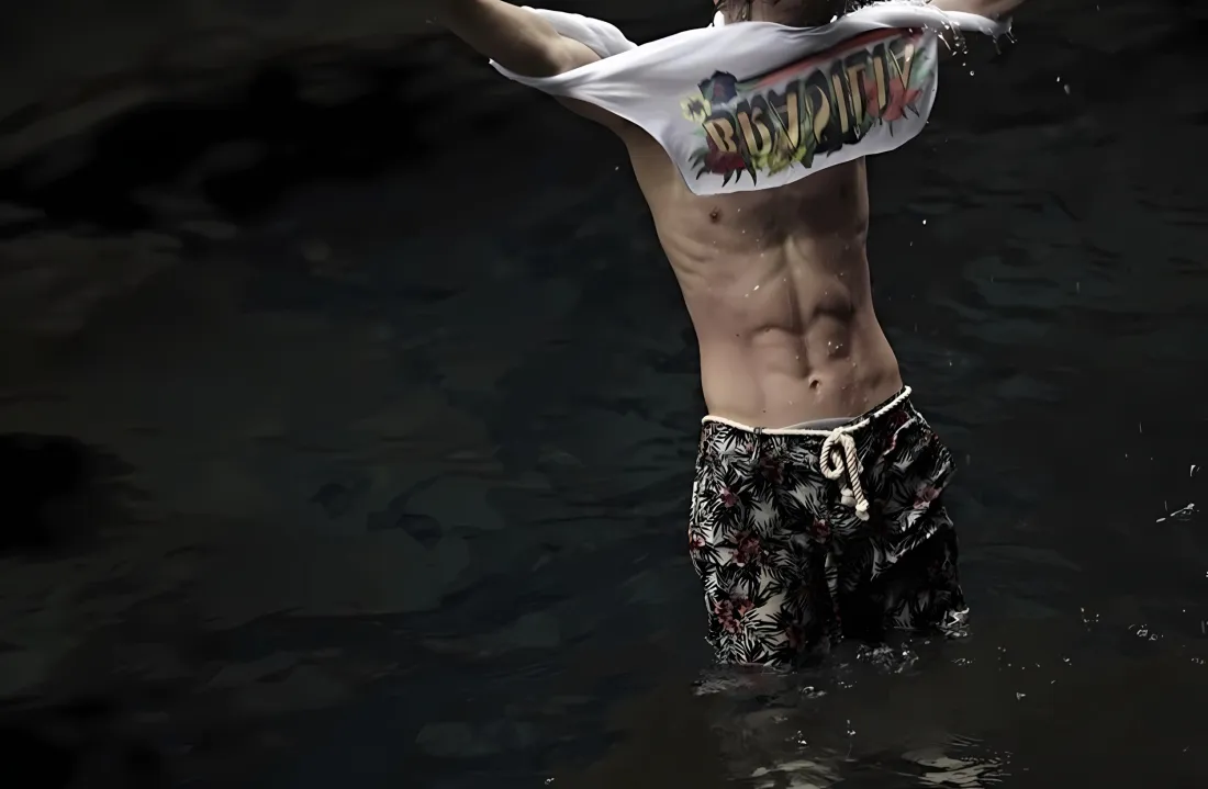 2k早期王一博壁纸｜水中背景图片 - 六块腹肌「哲风壁纸」