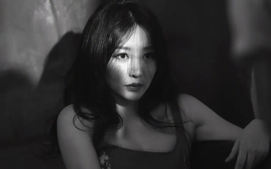 2k黑白女神壁纸｜艺术人像背景图片 - 长发气质女性「哲风壁纸」