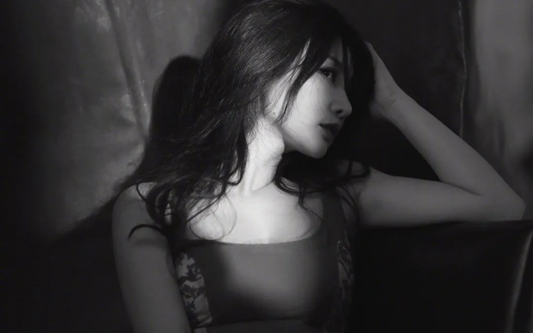 2k女神黑白壁纸｜长发背景图 - 艺术感肖像「哲风壁纸」