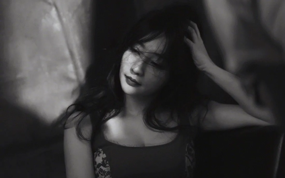 2k黑白女神壁纸｜艺术背景图片 - 长发吊带裙迷人「哲风壁纸」