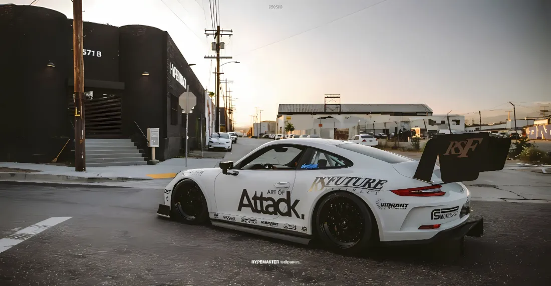 2k保时捷911壁纸｜城市街道背景图片 - 白色改装赛车「哲风壁纸」