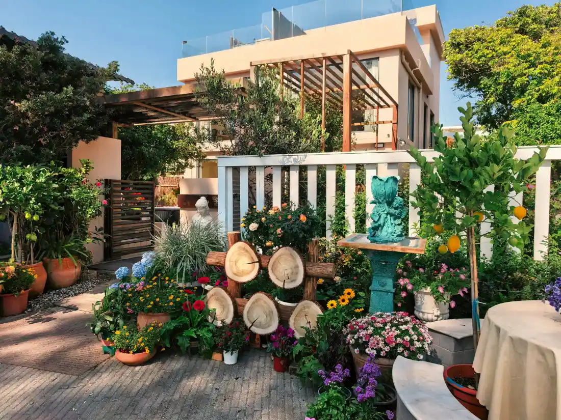 4k庭院花景壁纸｜住宅建筑背景图 - 绿植雕塑陶罐「哲风壁纸」