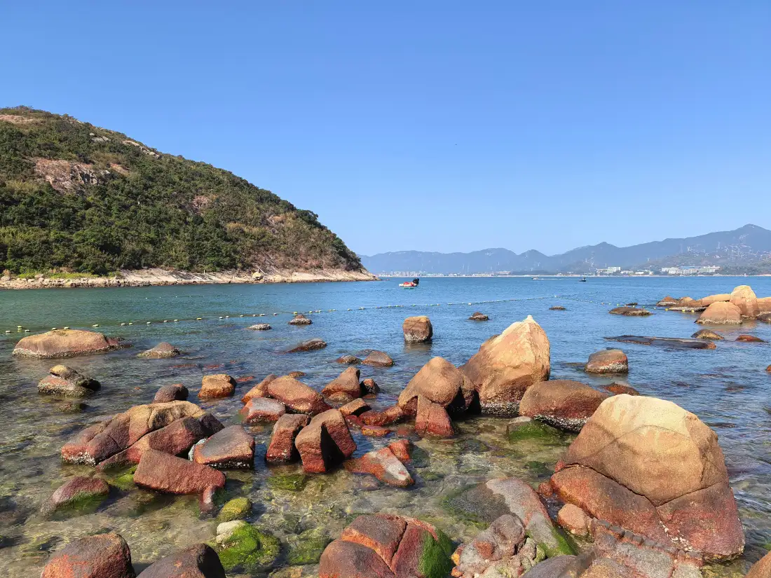 4k自然风景壁纸｜大海礁石背景图片 - 蓝天远山海岸「哲风壁纸」