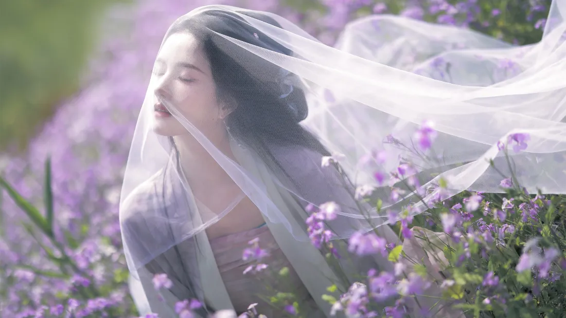 2k古风女子壁纸｜紫色花海背景图片 - 轻纱遮掩「哲风壁纸」
