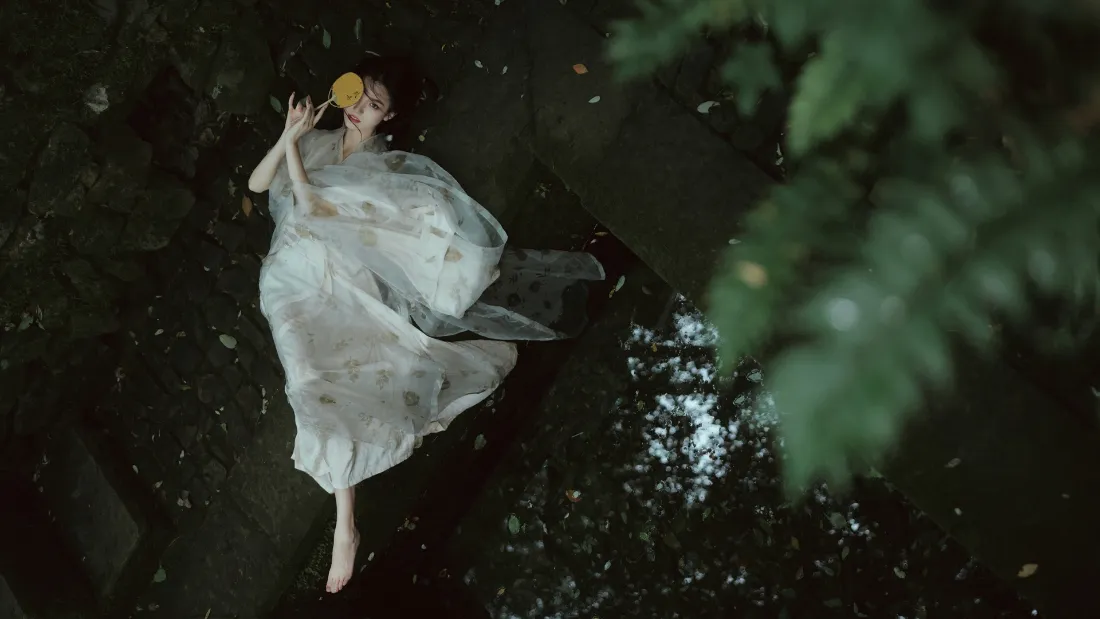 2k白衣女子壁纸｜森林水面背景 - 自然风景「哲风壁纸」