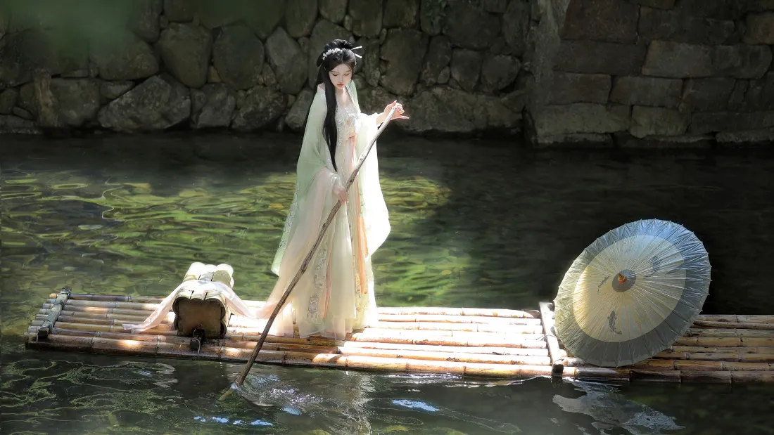 2k古装女子竹排壁纸｜古风背景图片 - 水边石墙「哲风壁纸」