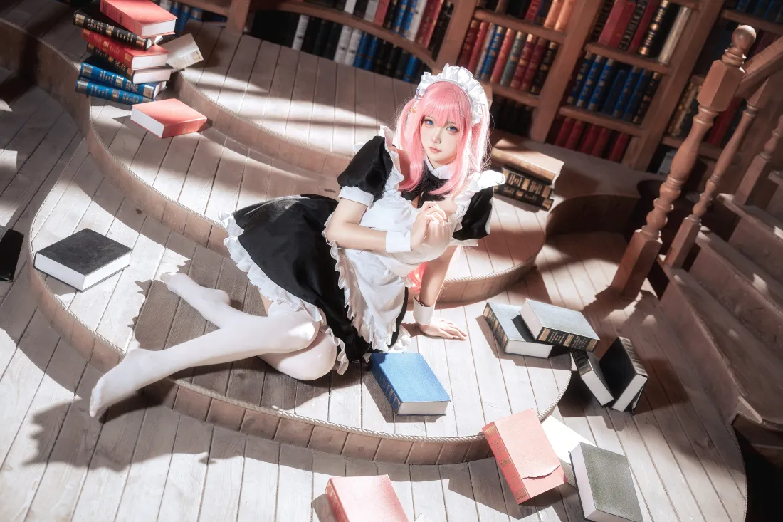 7k粉色头发女仆壁纸｜图书馆背景图片 - 白丝cosplay「哲风壁纸」