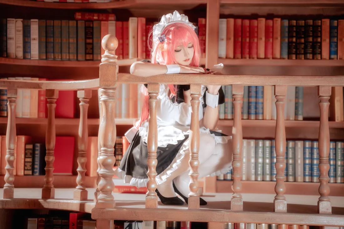 7k女仆cosplay壁纸｜书架背景图片 - 粉色头发「哲风壁纸」