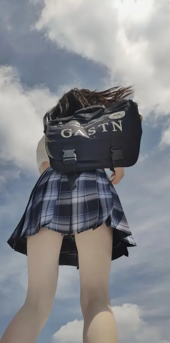 格子裙美女手机壁纸｜蓝天背景图片 - 校园风「哲风壁纸」