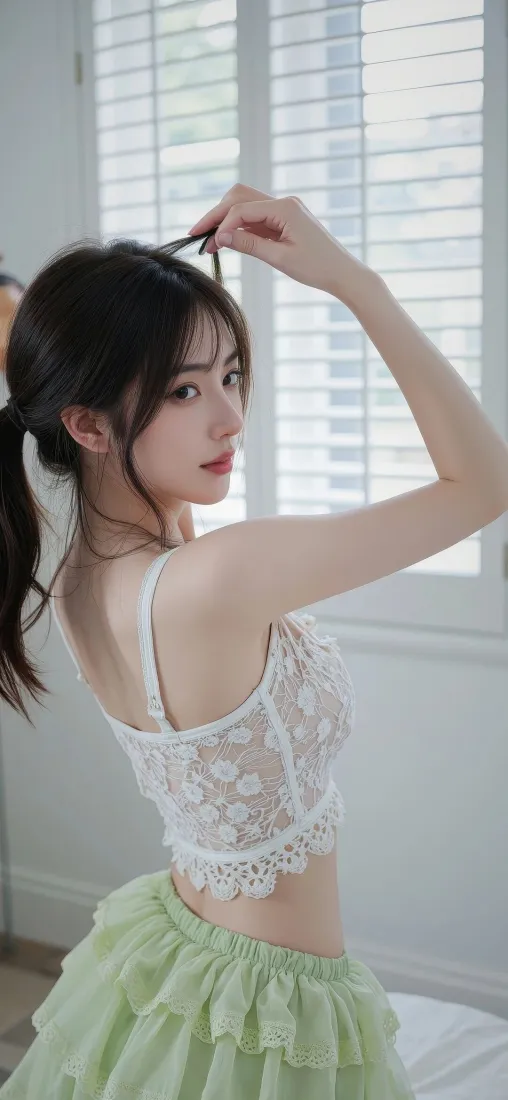 美女Ios手机壁纸｜室内背景图 - 白蕾丝吊带绿裙「哲风壁纸」