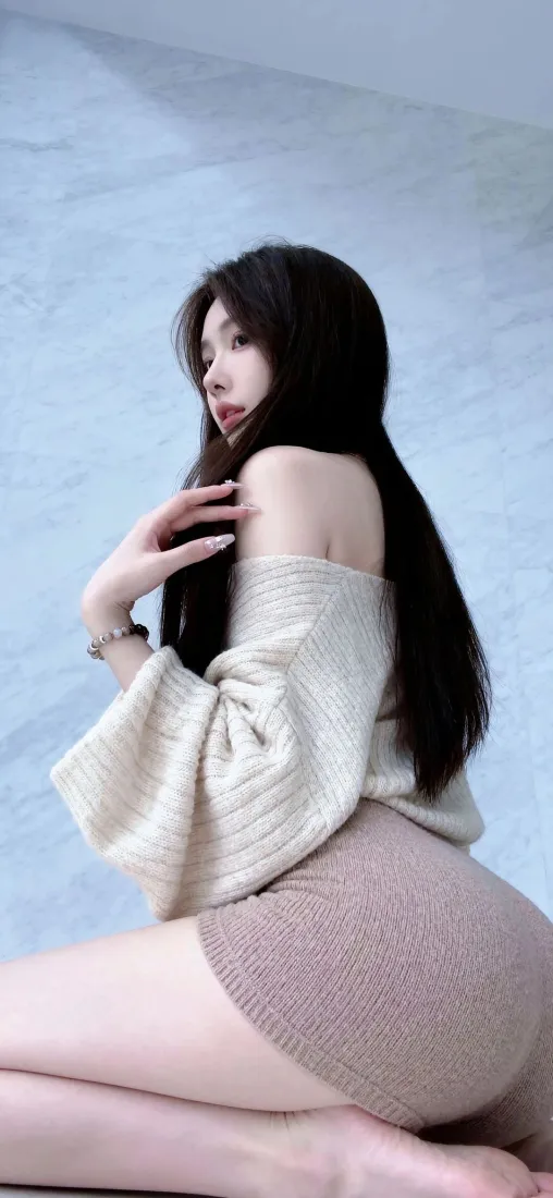 长发美女手机壁纸｜浅蓝色背景图片 - Ios「哲风壁纸」