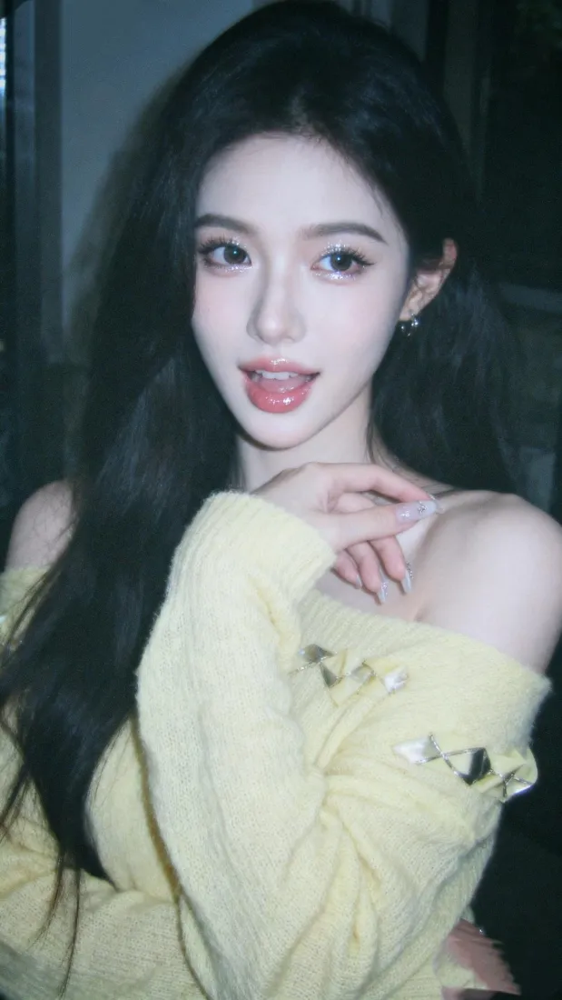 黄衣美女手机壁纸｜Ios背景图片 - 暗色时尚穿搭「哲风壁纸」