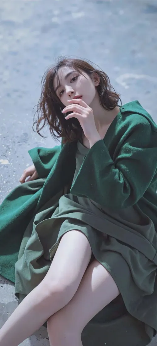 绿衣美女手机壁纸｜户外背景图片 - 时尚「哲风壁纸」