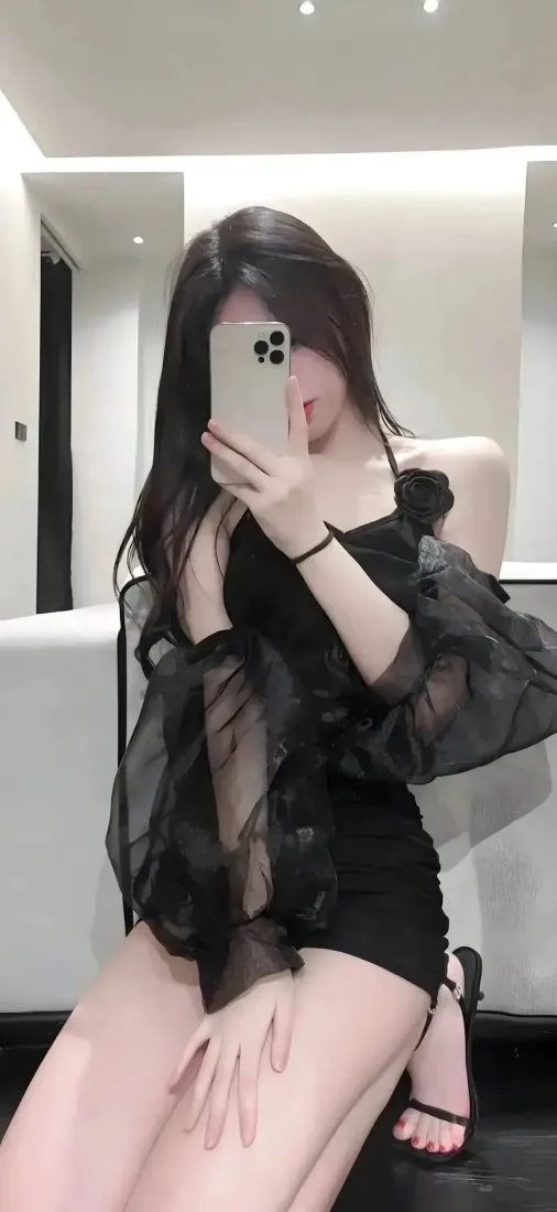 黑衣美女手机壁纸｜室内背景图片 - 手机自拍「哲风壁纸」