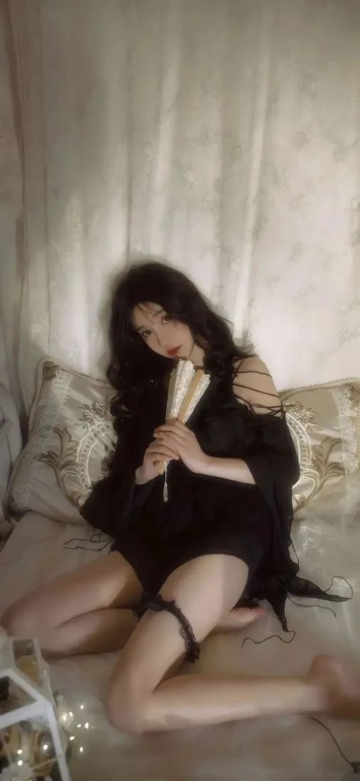 黑衣美女手机壁纸｜室内床枕背景图片 - 慵懒迷人花束「哲风壁纸」