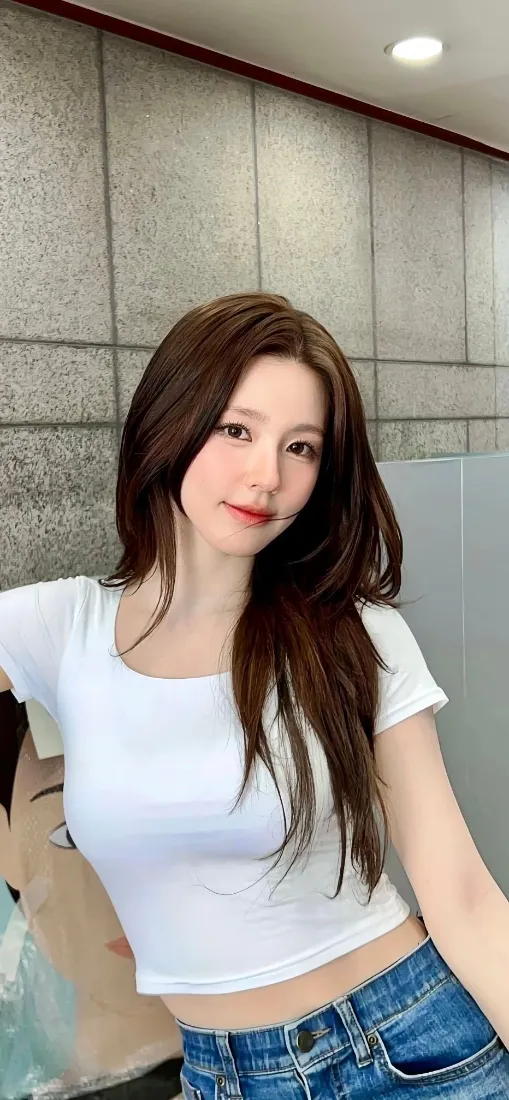 美女手机壁纸｜室内背景图片 - 白色短袖牛仔裤「哲风壁纸」