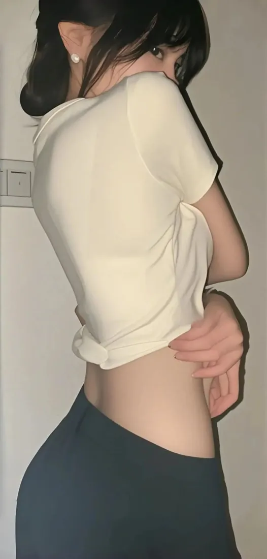 美女手机壁纸｜室内背景图片 - 白衣黑裤「哲风壁纸」