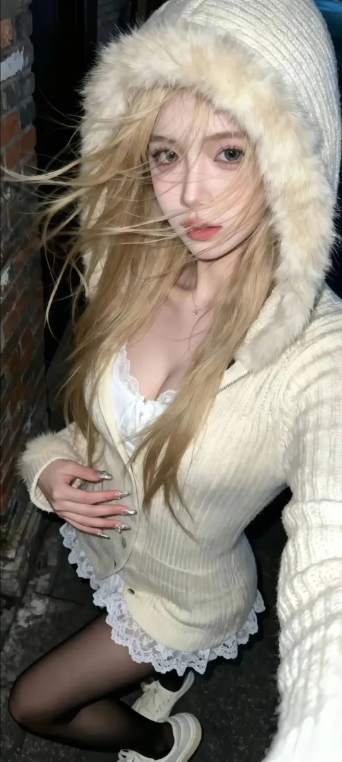 金发美女手机壁纸｜户外自拍背景 - 米白裙黑丝毛绒领「哲风壁纸」