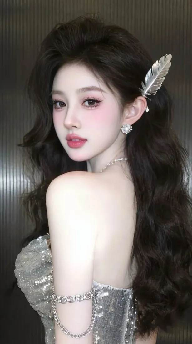 卷发美女手机壁纸｜深色背景图片 - 银色亮片裙「哲风壁纸」