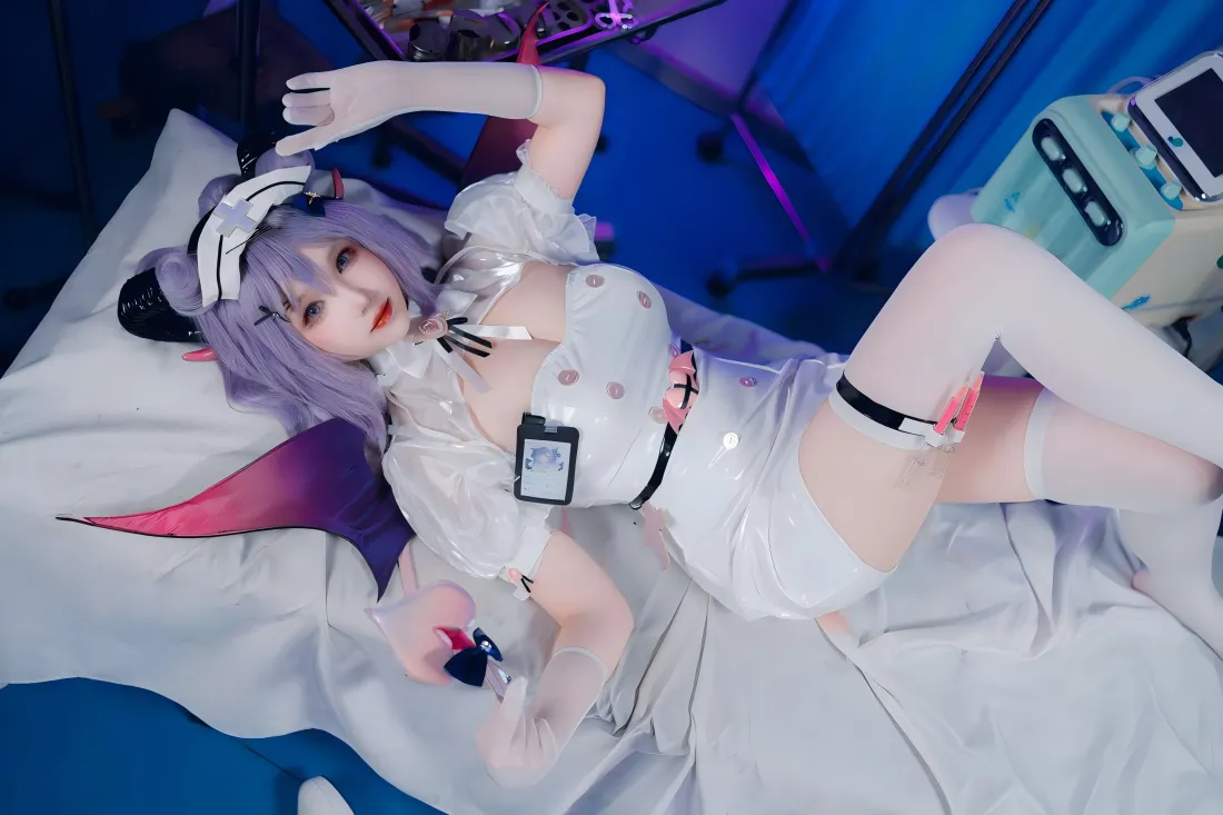 5k蕾米莉亚壁纸｜蓝色背景图片 - 白丝cosplay「哲风壁纸」