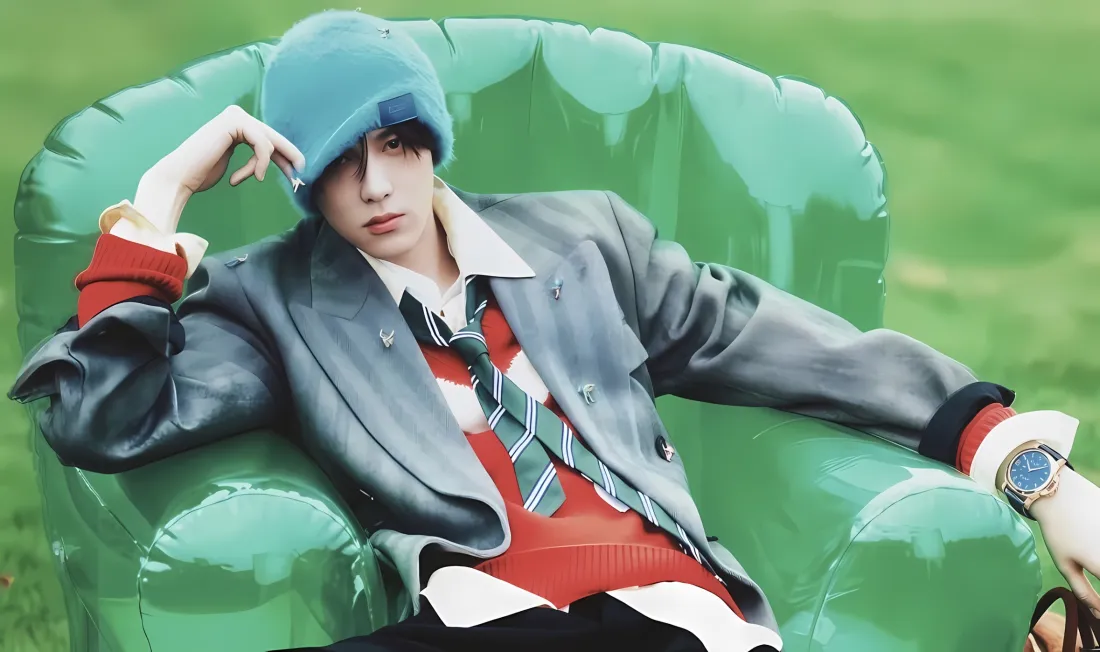 2k田栩宁壁纸｜草地背景图片 - 绿色椅子艺术「哲风壁纸」