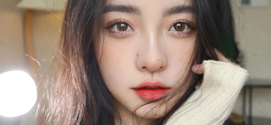 2k长发美女壁纸｜温柔背景图片 - 红唇鼻钉特写「哲风壁纸」