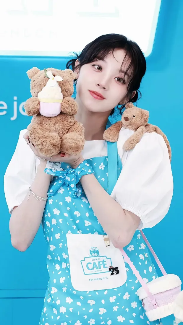 宋雨琦手机壁纸｜蓝色背景图 - 小熊玩偶穿搭「哲风壁纸」