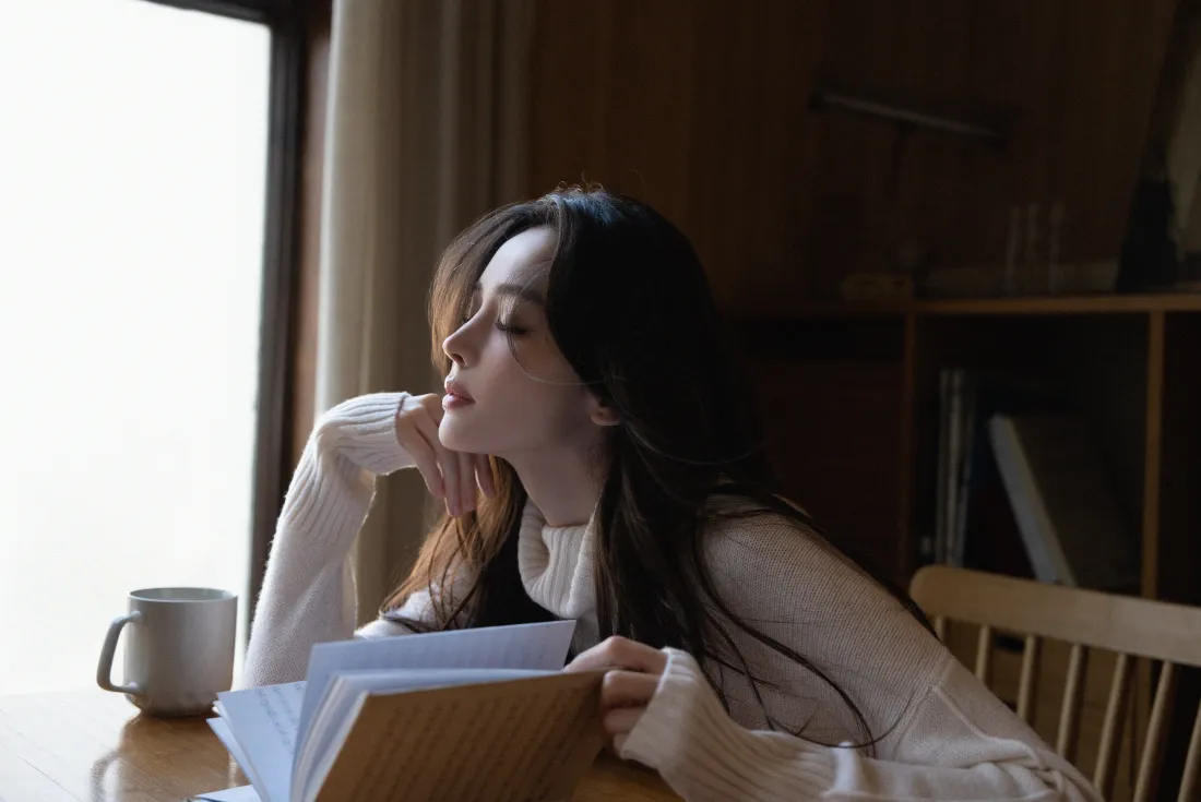 4k古力娜扎壁纸｜室内背景图片 - 白衣文艺休闲「哲风壁纸」