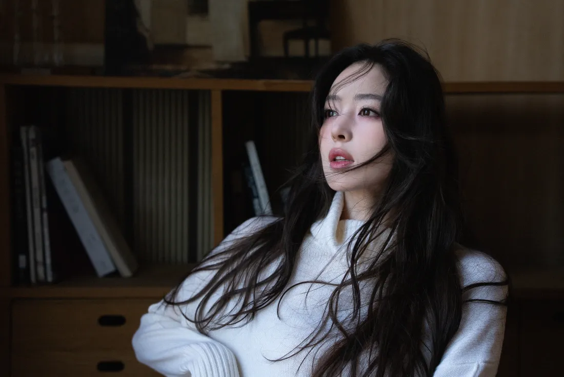 4k古力娜扎壁纸｜室内背景图片 - 白色毛衣「哲风壁纸」