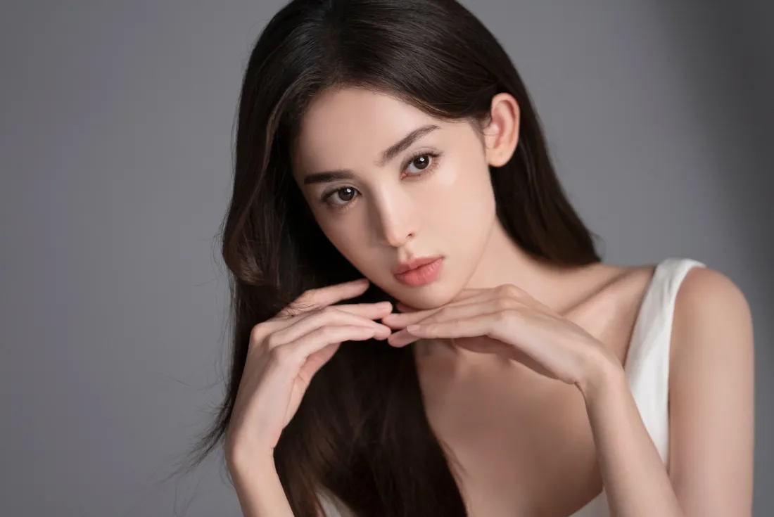 4k古力娜扎壁纸｜灰色背景图片 - 白色吊带「哲风壁纸」