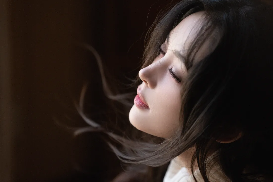 4k古力娜扎壁纸｜长发闭眼背景图片 - 迷人红唇侧脸「哲风壁纸」