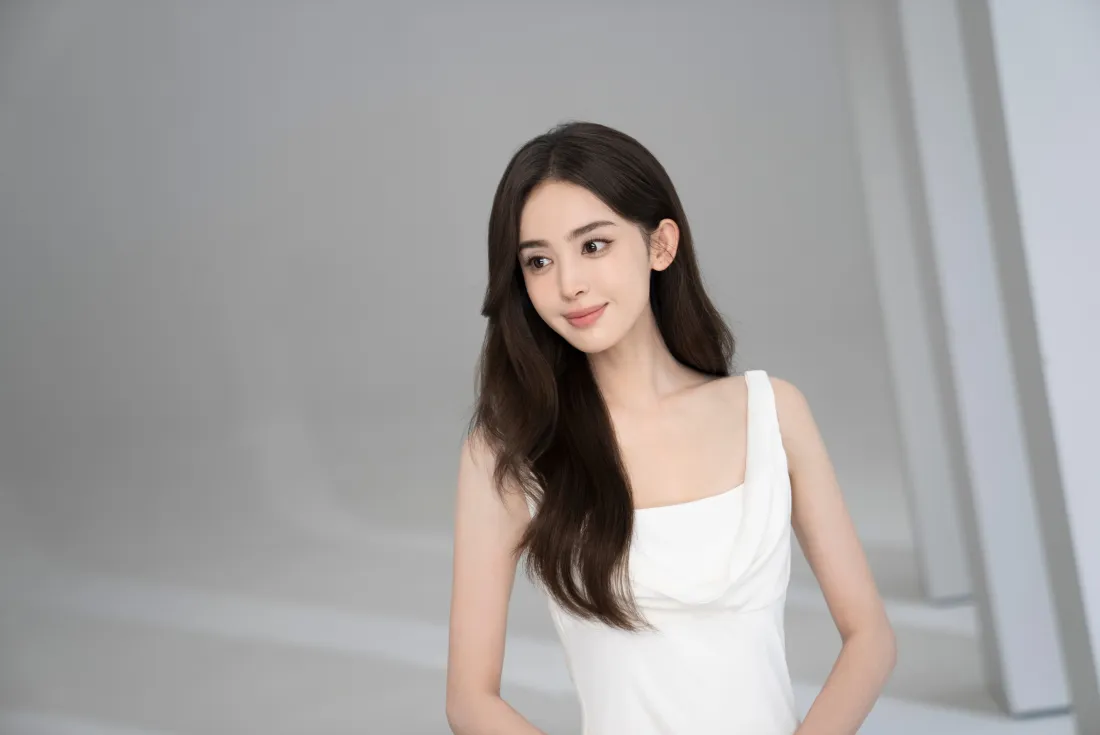 4k古力娜扎壁纸｜简约背景图片 - 白色连衣裙「哲风壁纸」