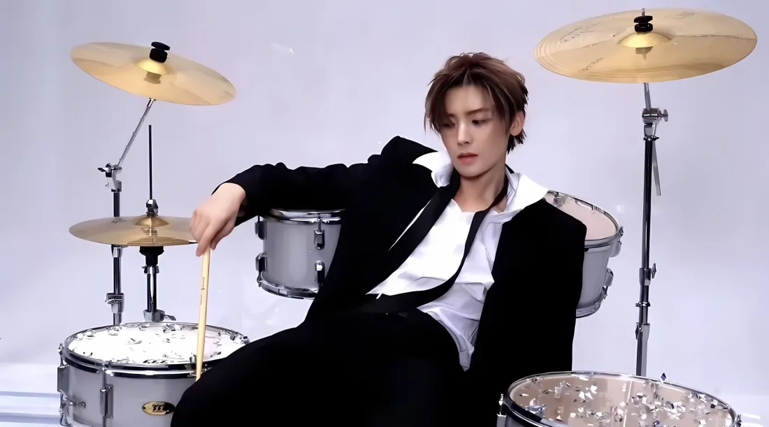 2k侯明昊壁纸｜架子鼓背景图片 - 黑白穿搭「哲风壁纸」