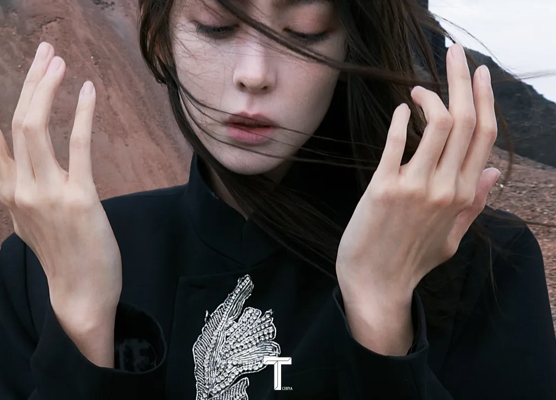 3k古力娜扎壁纸｜户外背景图片 - 黑色卫衣「哲风壁纸」