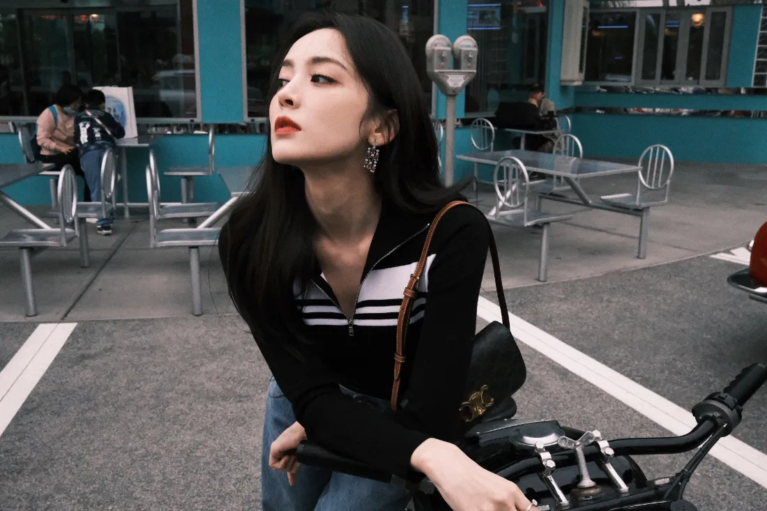 2k古力娜扎壁纸｜街头背景图片 - 黑色上衣「哲风壁纸」