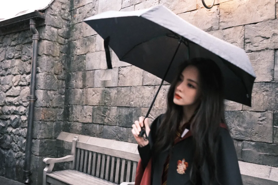 2k古力娜扎霍格沃茨校服壁纸｜石墙背景 - 黑伞「哲风壁纸」