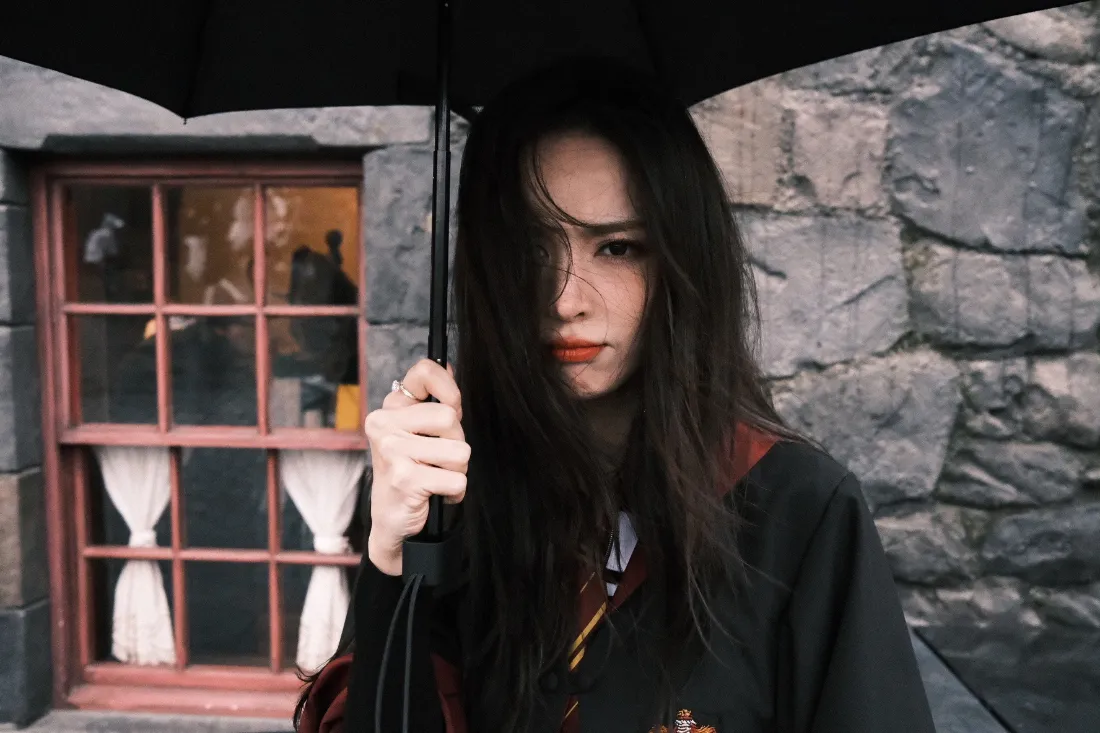 2k古力娜扎壁纸｜石墙窗背景 - 撑伞美女「哲风壁纸」