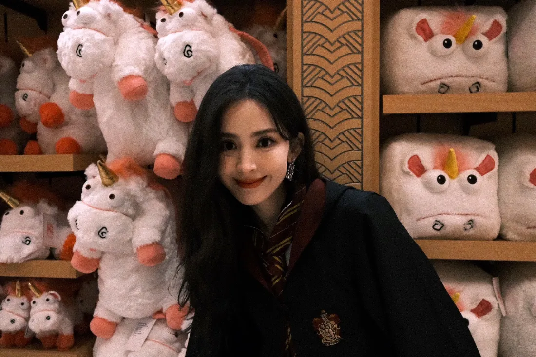 2k古力娜扎壁纸｜独角兽玩偶背景图片 - 黑色穿搭「哲风壁纸」