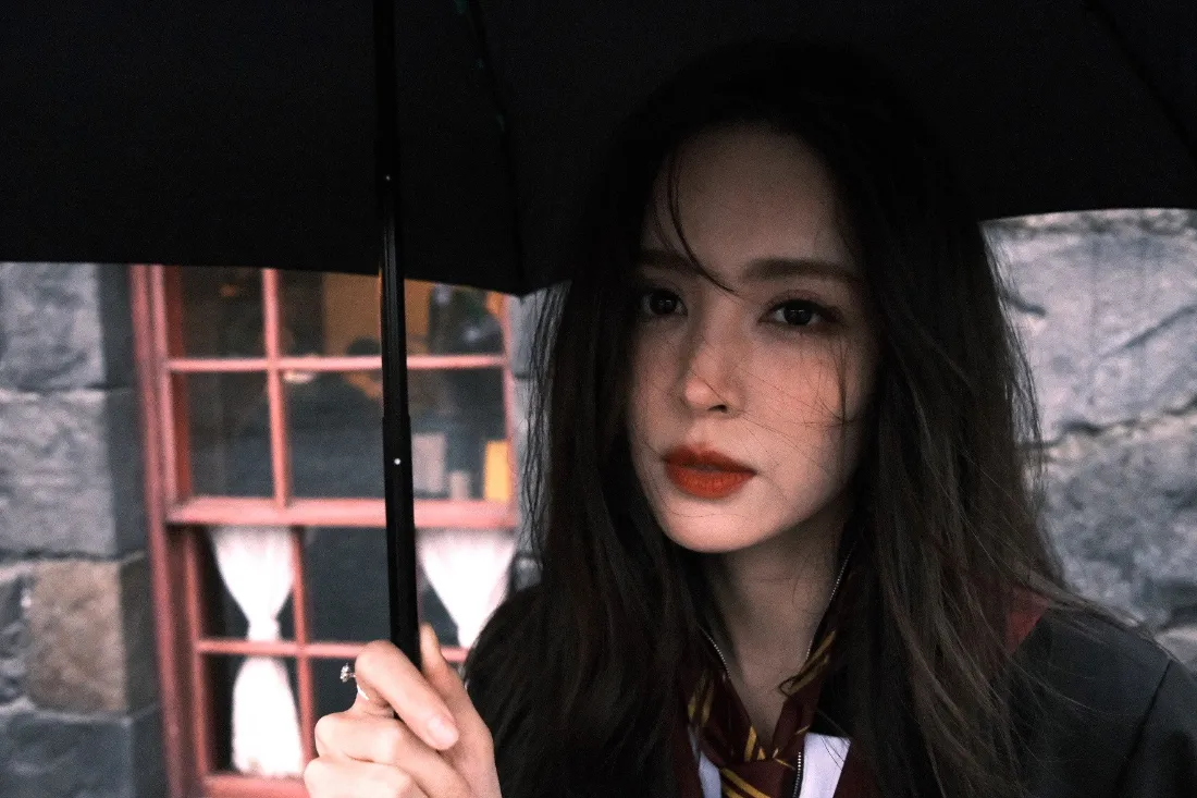 2k古力娜扎壁纸｜雨中背景图片 - 黑伞红唇「哲风壁纸」