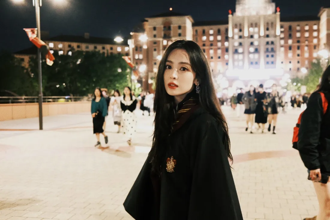 2k古力娜扎壁纸｜夜景广场背景图片 - 黑色外套「哲风壁纸」