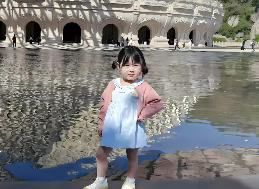 2k瑶一瑶壁纸｜水池古建筑背景图片 - 萌娃 粉色外套 蓝色连衣裙「哲风壁纸」