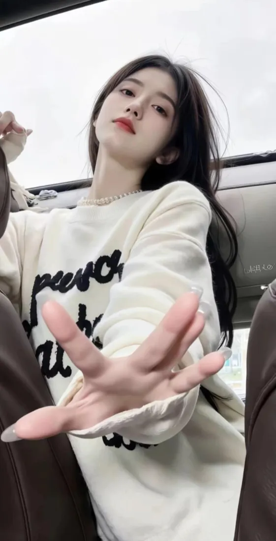 美女车内写真手机壁纸｜车内自拍背景 - 白色毛衣「哲风壁纸」