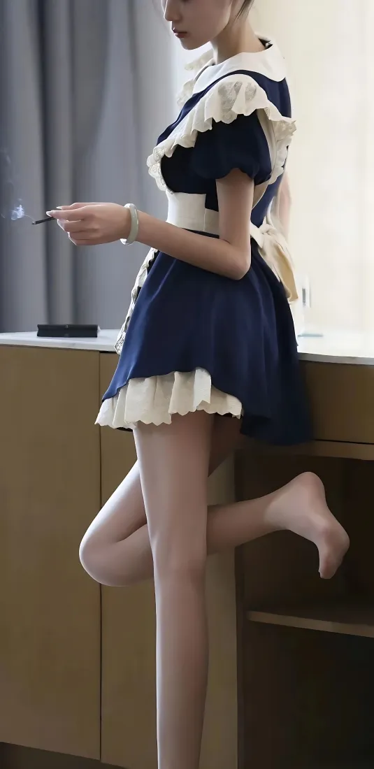 女仆装手机壁纸｜室内背景图 - 大长腿性感美女「哲风壁纸」